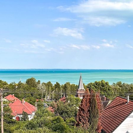 Belvarosi Haz Gyoenyoeru Panoramaval Balatonalmádi Eksteriør billede