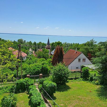 Belvarosi Haz Gyoenyoeru Panoramaval Balatonalmádi Eksteriør billede