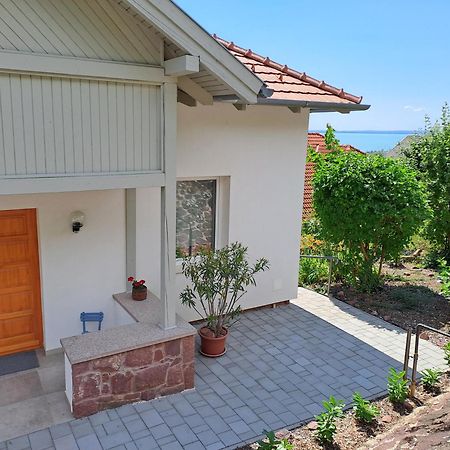 Belvarosi Haz Gyoenyoeru Panoramaval Balatonalmádi Eksteriør billede