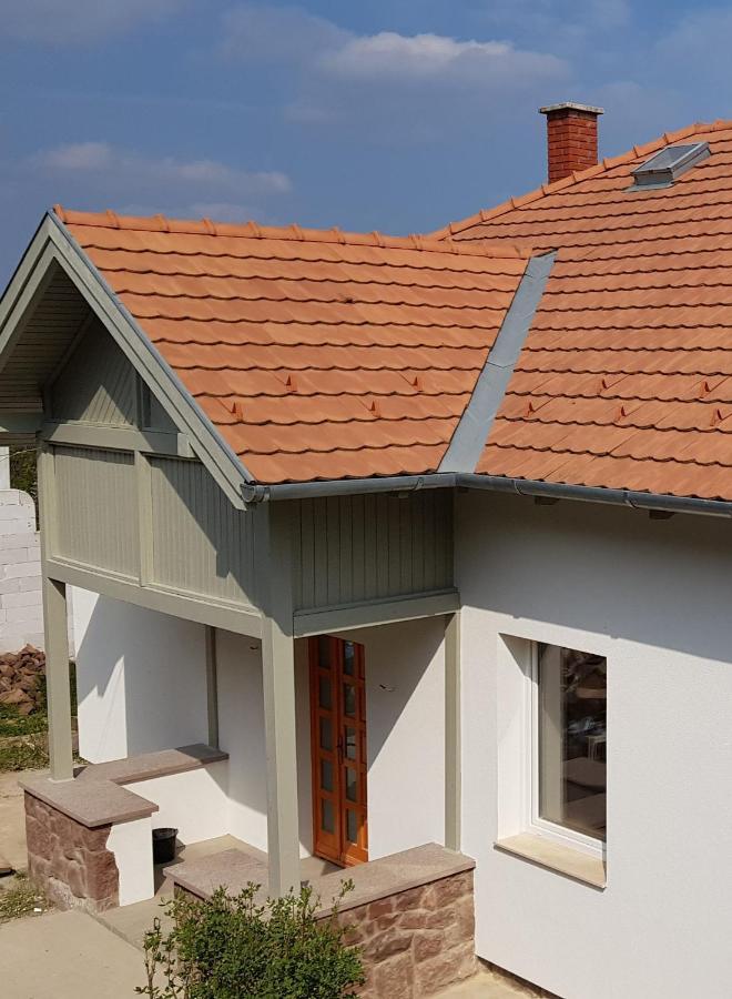 Belvarosi Haz Gyoenyoeru Panoramaval Balatonalmádi Eksteriør billede