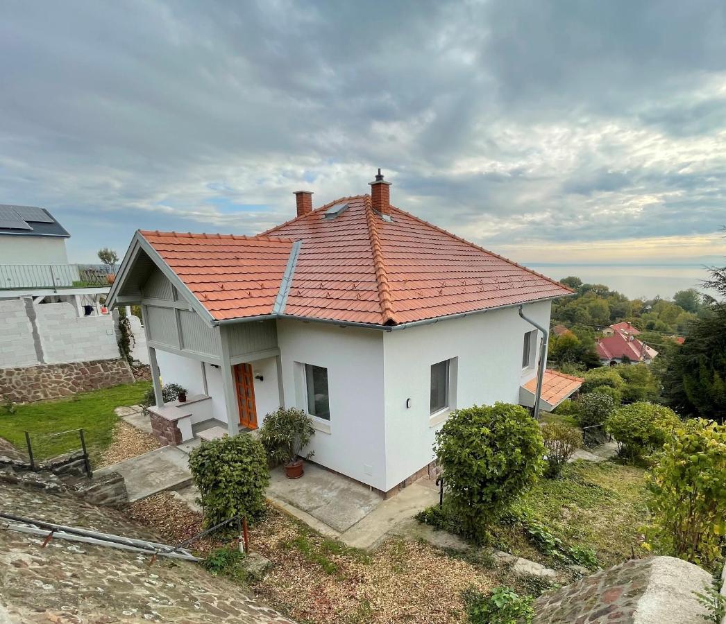 Belvarosi Haz Gyoenyoeru Panoramaval Balatonalmádi Eksteriør billede