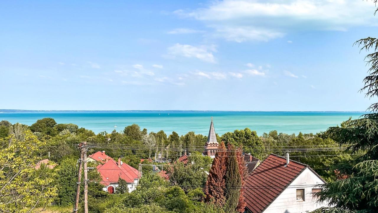 Belvarosi Haz Gyoenyoeru Panoramaval Balatonalmádi Eksteriør billede