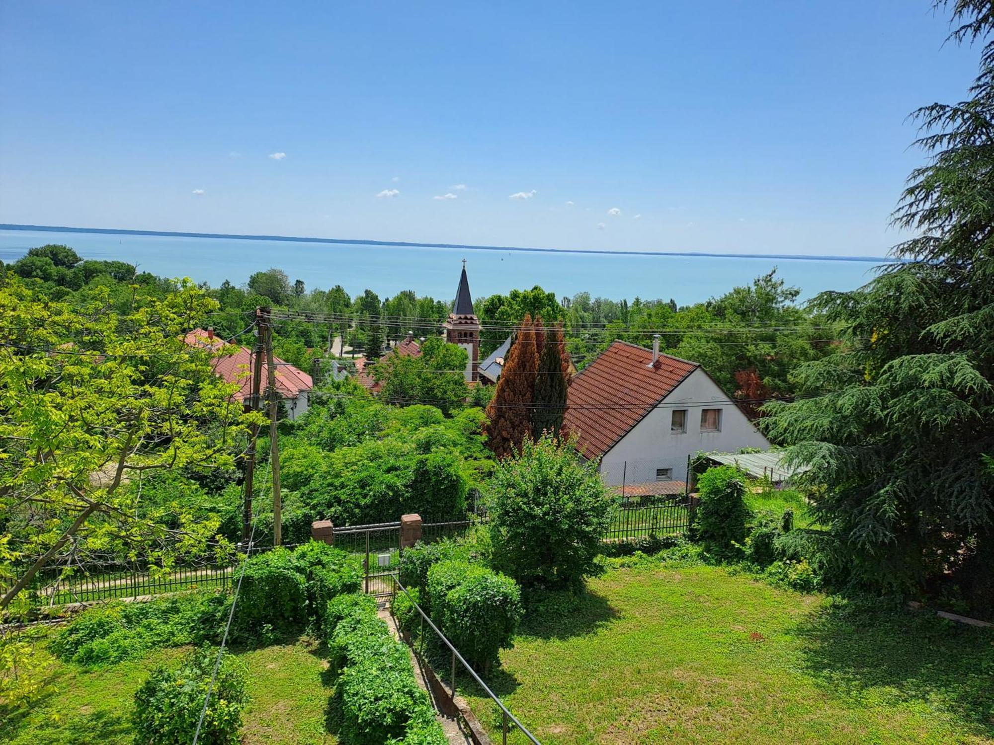 Belvarosi Haz Gyoenyoeru Panoramaval Balatonalmádi Eksteriør billede