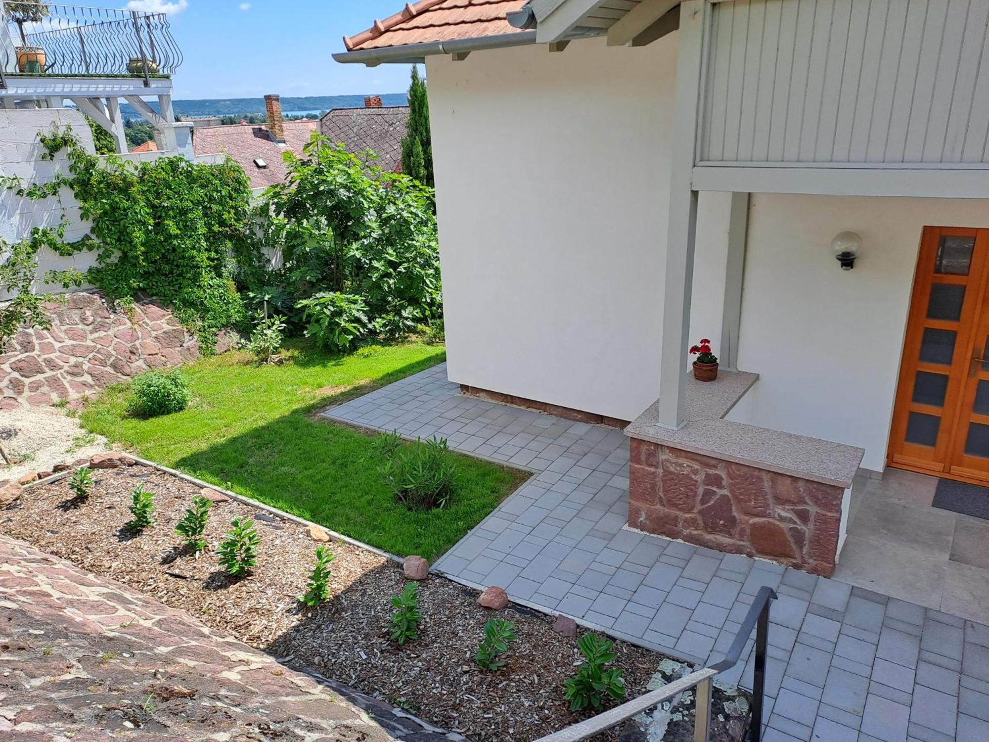 Belvarosi Haz Gyoenyoeru Panoramaval Balatonalmádi Eksteriør billede